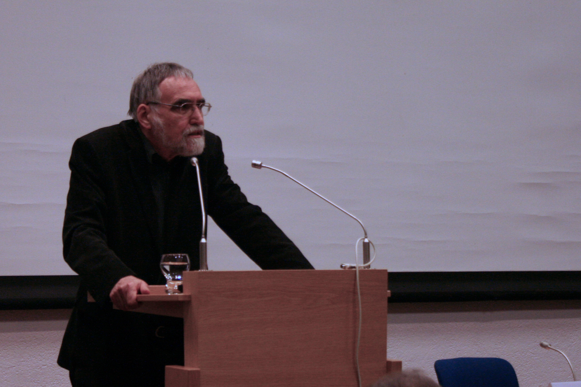 Hans-Dieter Mutschler sieht die Beweislast gerecht auf Naturalismus und Theismus verteilt.
