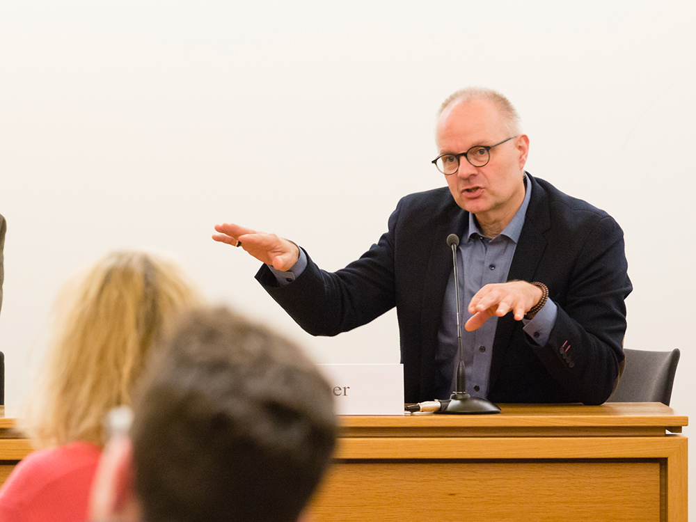 Karl-Heinz Lieber im Gespräch mit den TagungsteilnehmerInnen
