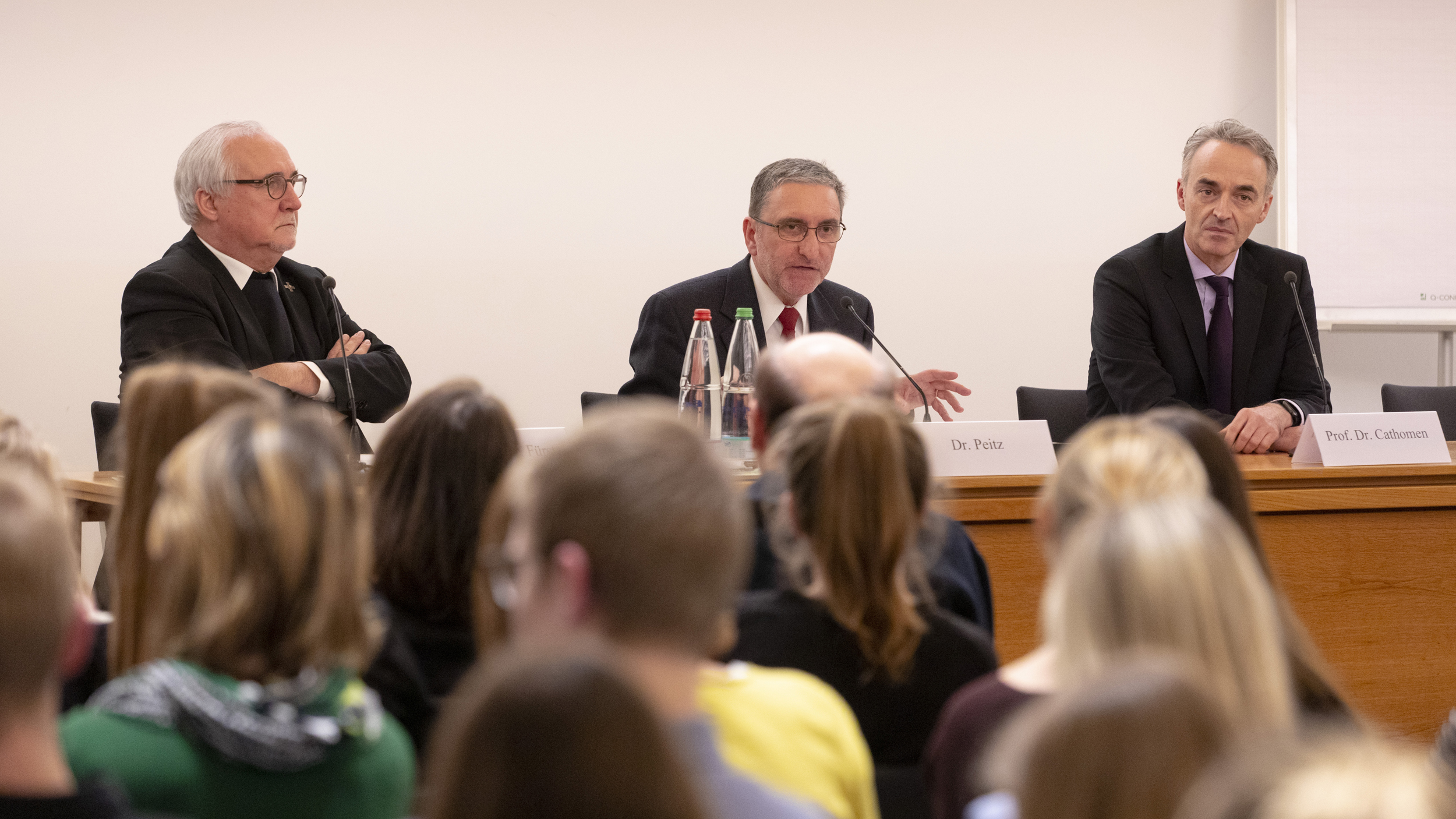 In der Diskussion zwischen Bischof Dr. Gebhard Fürst und Prof. Dr. Toni Cathomen wurden Konsense und Dissense deutlich